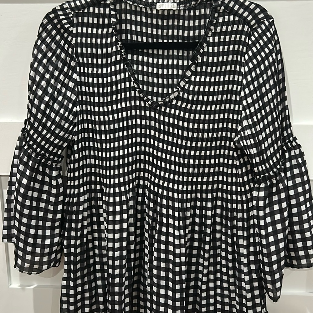 Spense black and white gingham check pleated top!

BIN1